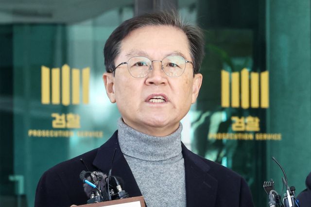  윤석열 대통령 측은 5일 총 5차례의 헌법재판소 변론기일에 윤 대통령이 직접 출석해 의견을 밝힐 것이라고 했다. 사진은 지난해 12월31일 윤석열 대통령의 법률대리인 윤갑근 변호사가 서울 서초구 서울고등검찰청 앞에서 윤 대통령에 대한 법원의 체포영장 발부 관련 입장을 밝힌 모. /사진=뉴스1