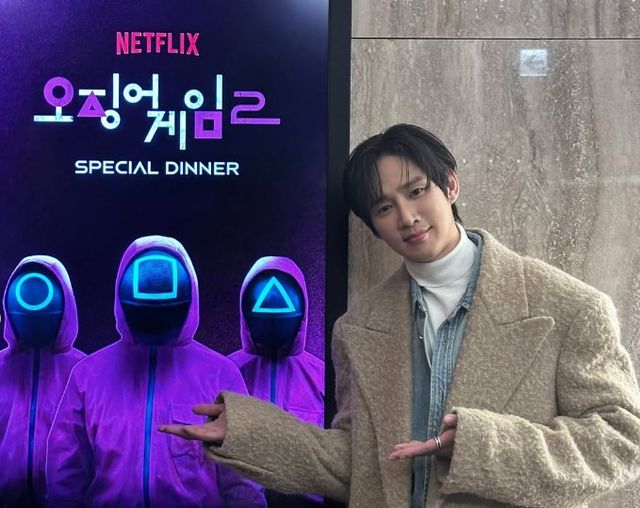 배우 박성훈이 '오징어 게임'을 패러디한 AV(성인용 비디오) 사진 표지를 인스타그램에 업로드했다가 빠르게 삭제한 이후 그의 인스타그램 팔로워가 40만 명 가까이 급증했다./사진=박성훈 인스타그램