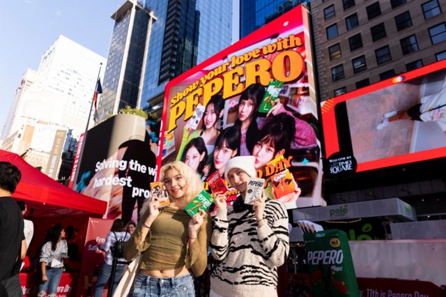 뉴욕 타임스 스퀘어 빼빼로데이 행사 방문객이 빼빼로와 함께 기념 촬영을 하고 있다. /사진=롯데그룹