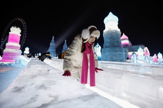 2024년 1월 6일(현지시간) 중국 헤이룽장성 하얼빈에서 열린 하얼빈 국제빙설축제에서 관람객들이행사장을 둘러보고 있다./사진=로이