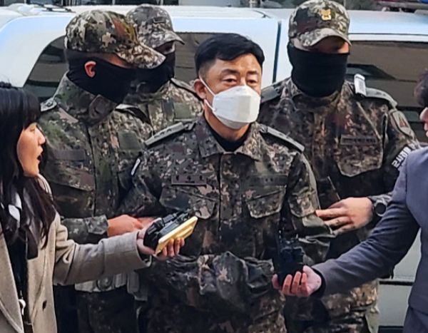 문상호 국군정보사령관이 구속기소됐다. 사진은 문 사령관이 지난달 20일 오후 서울 용산구 중앙지역군사법원에서 열리는 구속 전 피의자 심문(영장실질심사)에 출석하고 있는 모습. /사진=뉴스1