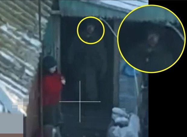 러시아 파병 북한군이 우크라이나군의 드론 공격을 피하기 위해 주민을 내쫓고 민가로 숨는 모습이 밝혀졌다. 사진은 러시아 쿠르스크에서 전투중인 북한군이 우크라이나군 드론을 피하기 위해 러시아 주민들을 집에서 내쫓고 은신하는 것으로 보이는 모습. /사진=뉴시스(인폼네팜, RFA에서 재인용) 