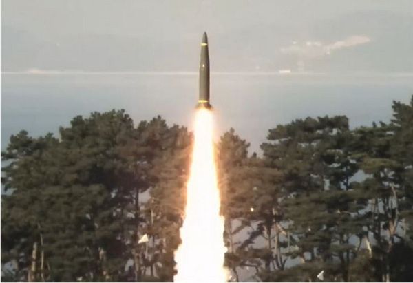 북한이 동해상으로 미상의 탄도미사일을 발사했다. 사진은 합동참모본부가 지난해 11월7일 서해상에서 북한의 연이은 탄도미사일 도발에 대응해 지대지미사일 실사격 훈련을 실시하는 모습. /사진=뉴시스(합동참모본부 제공)