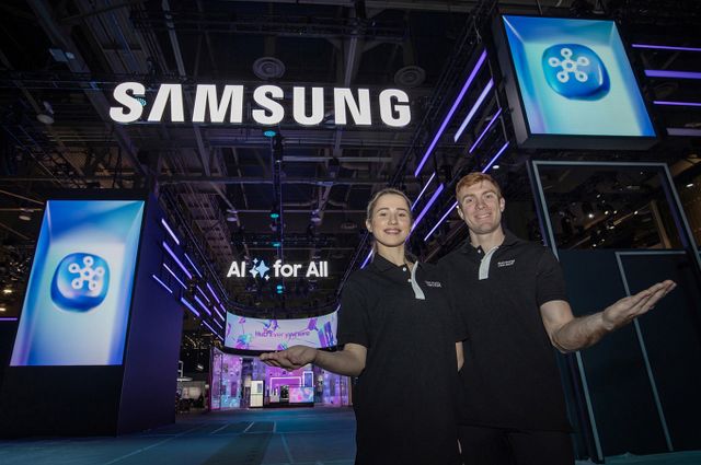 삼성전자 모델이 CES 2025가 열리는 미국 라스베이거스 컨벤션 센터에 위치한 삼성전자 전시관을 소개하고 있다. / 사진=삼성전자