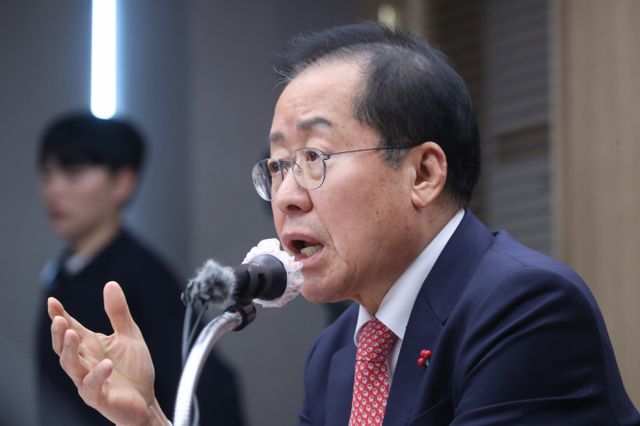 홍준표 대구시장이 "좌파들의 집단광기가 극에 달하고 있다"고 비판했다. 사진은 홍준표 대구시장이 지난달 26일 오후 대구시청 산격청사에서 열린 송년 기자간담회에서 취재진 질문에 답하는 모습. /사진=뉴스1