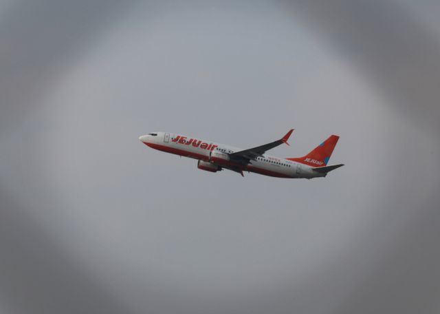 전남 무안국제공항에서 제주항공 여객기 참사가 일어난 가운데 지난달 30일 서울 강서구 김포국제공항 국내선 청사에서 제주항공 비행기가 이륙 하고 있다. /사진=뉴스1