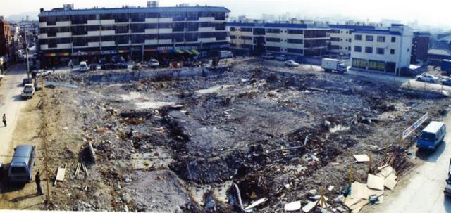 청주 우암상가아파트 화재 사고는 지하상가 LP가스 사용이 원인이지만 붕괴사고는 부실공사가 가장 큰 요인으로 꼽힌다. 사진은 사고 이후 잔재물이 정리된 모습. /사진=청주시청 자료 캡처