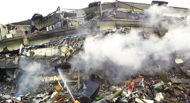 1993년 1월7일 밤 12시40분쯤 충북 청주시 우암동 우암상가아파트에 화재가 발생했다. 사진은 붕괴사고 직후의 모습. /사진=청주시청 자료 캡처