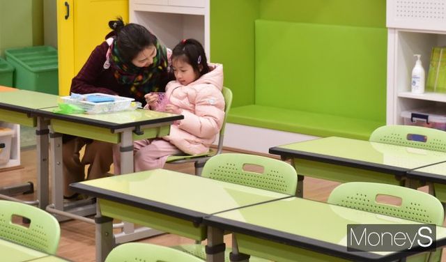 ▲ 함께 교실 방문한 신입생, 떨리지만 학교생활 잘할수 있을꺼같아요