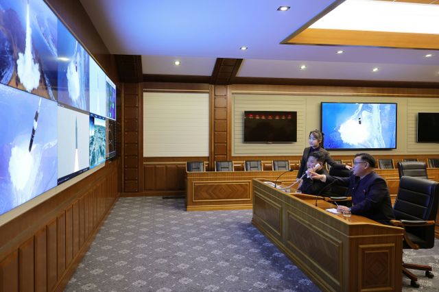 북한이 지난 6일 진행한 신형 극초음속 중장거리 탄도미사일(IRBM) 시험발사에 성공했다고 알렸다. 사진은 북한 노동당 기관지 노동신문이 7일 미사일 시험발사 성공을 보도한 모습. /사진=뉴스1(노동신문)