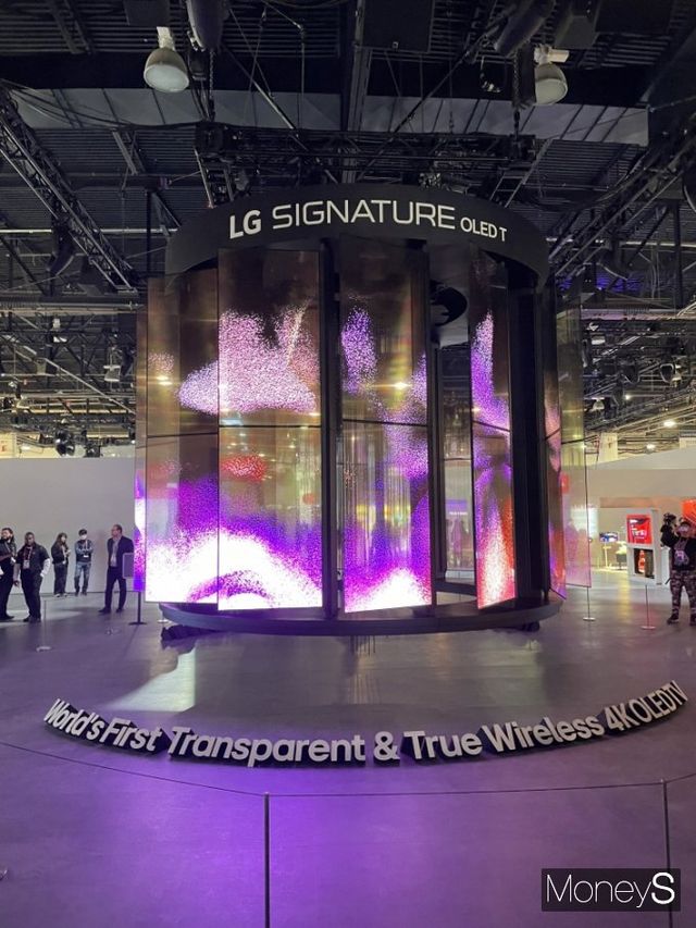 LG전자가 CES 2025 전시장에 77형 LG 시그니처 올레드 T 28대와 샹들리에 조명을 활용해 설치한 조형물. / 사진=이한듬 기자