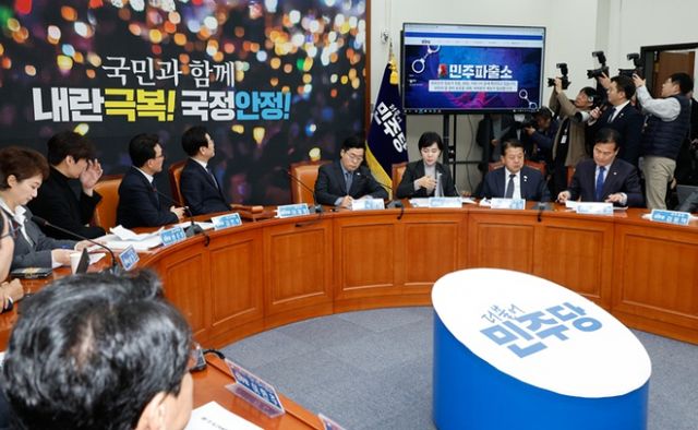 더불어민주당이 최상목 대통령 권한대행 부총리 겸 기획재정부 장관에 대해 직무유기·직권남용 혐의로 공수처(고위공직자범죄수사처)에 고발해 법적 책임을 묻겠다고 전했다. 사진은 이재명 민주당 대표와 박찬대 원내대표, 최고위원들이 지난 6일 서울 여의도 국회에서 최고위원회의를 진행하는 모습. /사진=뉴스1