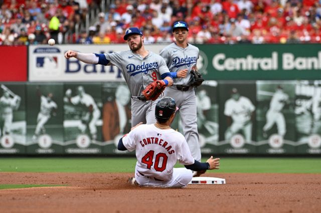김혜성의 주전 경쟁 상대 중 한명인 게빈 럭스(왼쪽)가 트레이드설에 휘말렸다. 사진은 2024시즌 LA다저스에서 활약한 게빈 럭스의 모습. /사진=로이터 