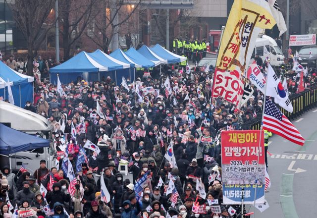 한남동 대통령 관저 앞에서 찬반 집회가 이어지면서 인근 주민들의 불만이 커지고 있다. 사진은 윤석열 대통령의 체포영장 유효기간 마지막 날인 6일 서울 용산구 한남동 대통령 관저 인근에서 윤석열 대통령 지지자들이 탄핵 반대 집회를 하는 모습. /사진=뉴스1