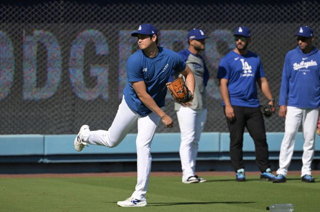 LA다저스 데이브 로버츠 감독이 오타니 쇼헤이의 투수 등판이 5월까진 없을 것이라고 못을 박았다. 사진은 훈련을 진행 중인 LA다저스의 오타니 쇼헤이의 모습. /사진=로이터