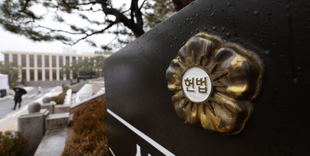 헌법재판소(헌재)가 6일 윤석열 대통령에 대한 국회의 탄핵소추 의결을 취소해달라며 제기한 헌법소원의 효력정지 가처분 신청을 각하한다고 밝혔다. 사진은 6일 서울 종로구 헌법재판소 청사 전경의 모습. /사진=뉴스1