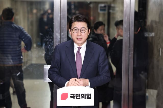 국민의힘이 국회 탄핵소추단의 윤석열 대통령 탄핵소추 사유에 내란죄 항목을 철회를 지적하며 더불어민주당, 탄핵소추단에 해명을 요구했다. 사진은 신동욱 국민의힘 수석대변인이 지난해 12월7일 서울 여의도 국회에서 국민의힘의 표결 불참으로 윤 대통령 탄핵소추안이 폐기된 것과 관련해 당 입장 발표하는 모습. /사진=뉴스1