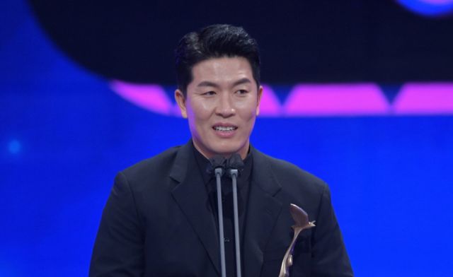 김병현이 햄버거 가게 창업 3년 만에 폐업 소식을 전해 안타까움을 자아냈다. 사진은 지난 2021년 진행된 '2021 KBS 연예대상'에서 리얼리티 베스트 엔터테이너상을 수상한 김병현. /사진=KBS 제공