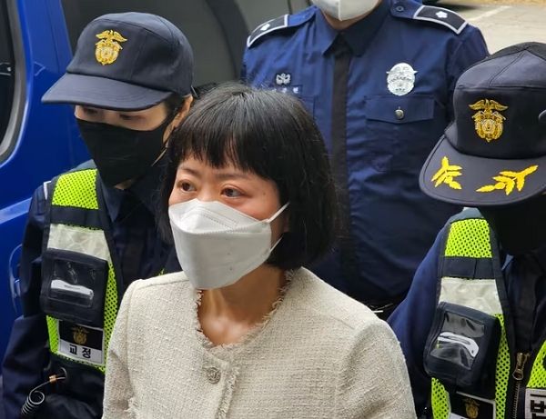 아버지를 살해한 혐의로 무기징역형을 선고받은 무기수 김신혜씨가 재심에서 무죄를 선고받았다. 사진은 김신혜씨가 2023년 5월24일 오전 재심 준비기일에 참석하기 위해 광주지방법원 해남지원으로 호송되는 모습. /사진=뉴스1