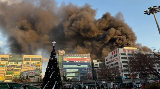 경기 성남시 분당구 야탑동 BYC 빌딩 화재 사건이 발생한 가운데, 경찰이 방화시설의 작동과 관리자들의 안전조치 등 덕분에 화재가 큰 피해로 이어지지 않았다고 밝혔다. 사진은 화재가 발생한 BYC 빌딩 모습. /사진=뉴시스(경기도소방재난본부 제공) 