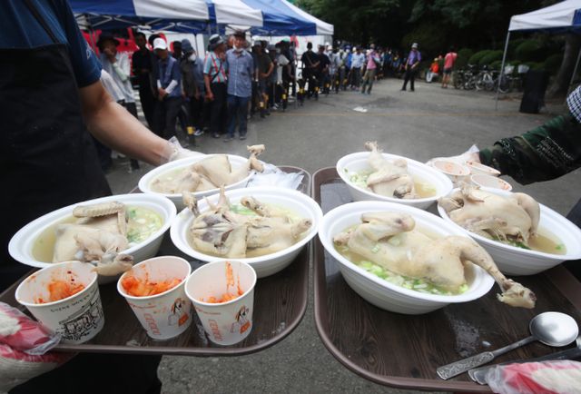 음식을 기부하려 동사무소를 찾았다가 기부자들의 행동에 허탈감을 느낀 자영업자 사연이 전해졌다. 사진은 무료급식소 모습으로 본문과 무관함. /사진=뉴스1