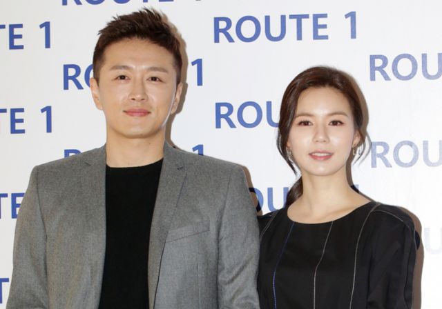 배우 진태현이 새해 인사와 함께 두 딸의 존재를 처음으로 공개해 화제를 모았다. 사진은 지난 2017년 2월 서울 강남구 청담동 한 매장에서 진행된 여성 브랜드 루트원 론칭 행사에 참석한 진태현, 박시은 부부. /사진=머니투데이