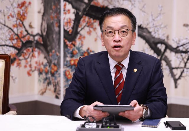 최상목 대통령 권한대행 부총리 겸 기획재정부 장관이 트럼프 2기 행정부 출범과관련해 제1차 대외경제현안간담회를 개최했다. 사진은 최 권한대행이 6일 정부서울청사에서 열린 대외경제현안간담회를 주재하며 발언하는 모습. /사진=뉴시스(대통령실통신사진기자단)