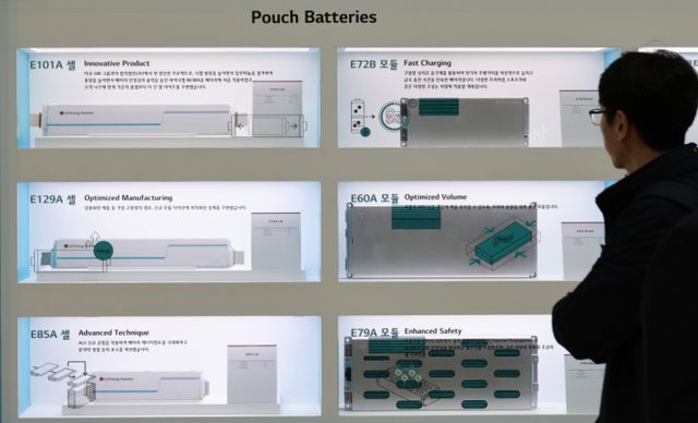 서울 강남구 코엑스에서 열린 '제37회 세계전기차동차 학술대회 및 전시회(EVS37)'에서 LG에너지솔루션이 전기차 배터리 모듈을 선보이고 있다./사진=뉴시스