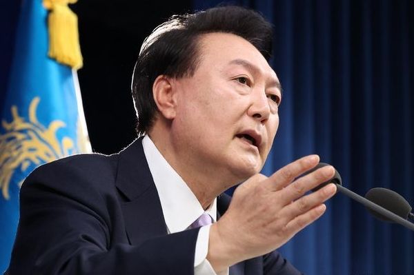 윤석열 대통령이 헌법재판소 탄핵심판에 직접 출석해 의견을 밝힐 것으로 전망된다. 사진은 윤석열 대통령이 11월7일 서울 용산 대통령실 청사에서 대국민 담화 및 기자회견을 하며 기자들의 질문에 답하는 모습. /사진=뉴시스