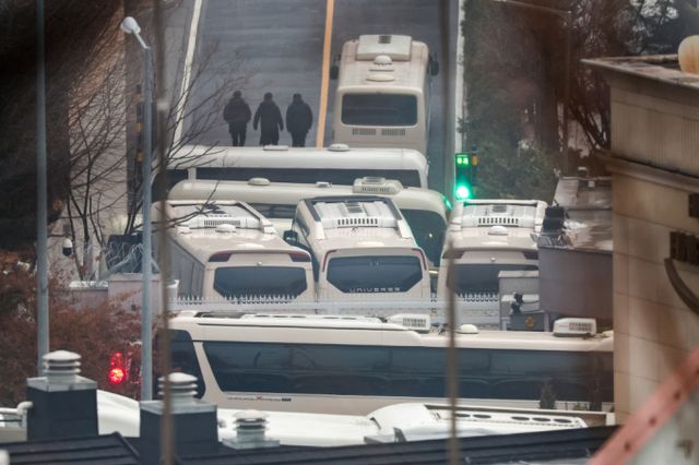  윤석열 대통령 체포영장을 발부받은 고위공직자범죄수사처(공수처)가 경찰에 집행 권한을 넘기기로 했다. 대통령 관저 정문에 차벽이 세워진 모습. /사진=뉴스1