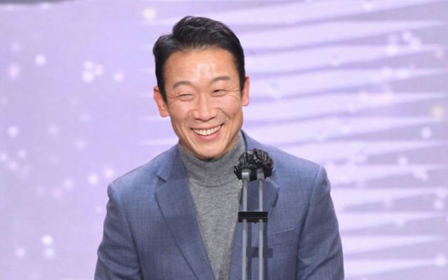 미혼인 배우 정석용(55)이 19세 연하와 연애한 적이 있다고 털어놨다.사진은 지난 2020년 서울 마포구 상암동 SBS프리즘타워에서 열린 '2020 SBS 연예대상'에서 베스트 커플상을 수상한 배우 정석용. /사진=SBS 제공