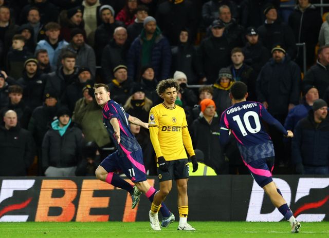 울버햄튼 원더러스의 황희찬이 3경기 연속 득점에 실패하며 팀의 패배를 막지 못했다. 사진은 영국 울버햄튼 몰리뉴 스타디움에서 열린 2024-25 잉글랜드 프리미어리그(EPL) 노팅엄 포레스트와의 경기에서 득점에 성공한 크리스 우드(왼쪽)가 환호하는 모습. /사진=로이터