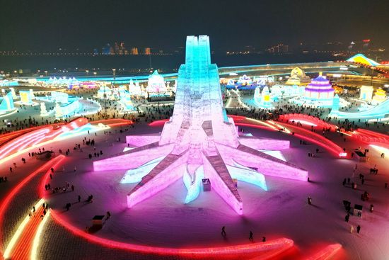 지난5일(현지시간)중국 헤이룽장 성 하얼빈에서 열린 하얼빈 국제빙설축제에서 조명 얼음 조각들을 드론으로 촬영한 모습. /사진=로이터