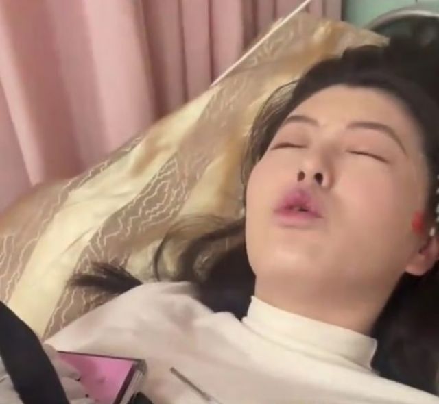 중국에서 아기에게 예쁜 모습을 보여주기 위해 분만 중 화장을 한 엄마가 네티즌들의 비난을 받고 있다./사진=SCMP