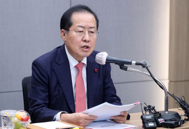 홍준표 시장은 국회 탄행소추위원단이 윤석열 대통령 탄핵소추안에서 '내란죄' 부분을 빼면 '탄핵이 무효'라고 주장했다. 사진은 송년 기자간담회 모습. /사진=뉴스1