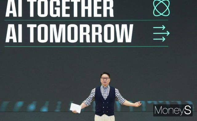 SK그룹이 그룹의 주력 축인 반도체·배터리·바이오 사업을 강화한다. 사진은 최태원 SK그룹 회장이 'SK AI 서밋 2024'에 참석해 협력으로 만들어가는 AI 생태계를 주제로 기조연설하는 모습. /사진=임한별 기자