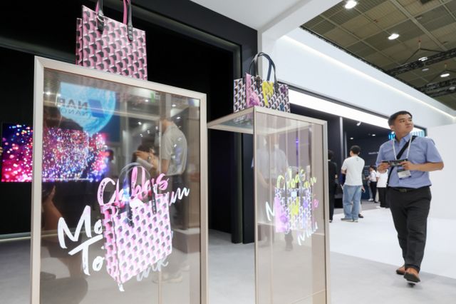 서울 강남구 코엑스에서 열린 '2024 한국디스플레이산업 전시회'에 마련된 LG 디스플레이 부스를 찾은 관람객들이 전시된 상품에 대한 정보를 안내하는 투명 OLED 디스플레이를 살펴보고 있다./사진=뉴스1