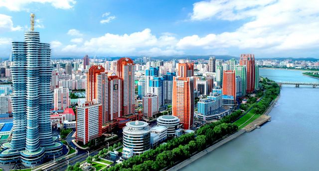 북한이 오는 4월 평양에서 국제마라톤대회를 열고 외교를 시작한다. 사진은 북한 노동당 기관지 노동신문이 지난 6일 당중앙위원회 제8기 제11차전원회의 결정을 보도한 모습. /사진=뉴스1(노동신문)