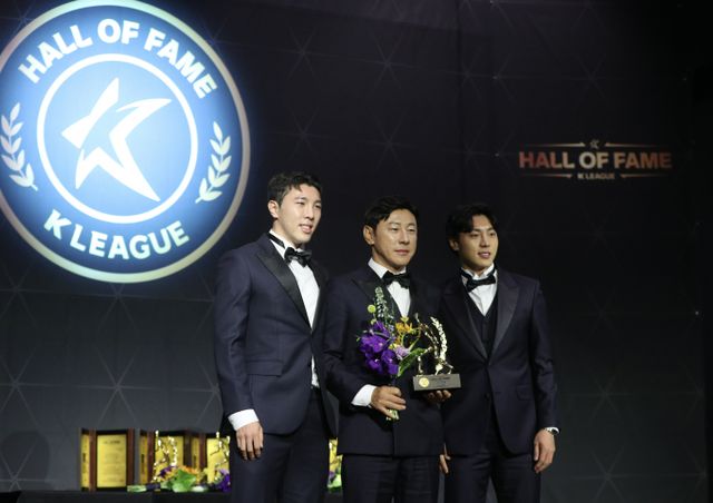 신태용 감독의 아들인 성남FC 신재원이 아버지를 경질한 인도네시아 축구협회에 분노를 쏟아냈다. 사진은 2023년 5월2일 서울 중구 앰버서더호텔에서 열린 K리그 명예의전당 헌액식에서 선수 부문 3세대에 선정 신태용 감독이 아들인 성남FC 신재원(왼쪽)과 안산FC 신재혁(오른쪽)과 함께 기념 촬영을 하는 모습. /사진=뉴스1