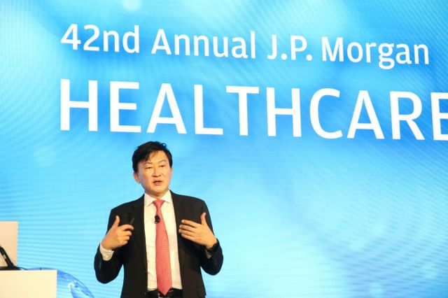 삼성바이오로직스가 '2025 JP모건 헬스케어 콘퍼런스(JPMHC)'에 참가한다. 사진은 2024 JPMHC에서 발표하는 존림 삼성바이오로직스 대표. /사진=삼성바이오로직스