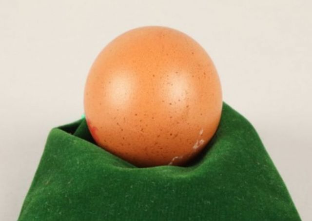 동네 마트에서 산 평범한 달걀 한 알이 완벽한 원형을 하고 있다는 이유로 원가보다 1500배 비싼 가격에 팔렸다. 사진은 경매를 통해 판매된 달걀의 모습. /사진=톰슨 로딕 캘런 홈페이지 캡처