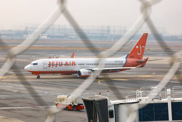 제주항공 여객기 사고를 계기로 저비용항공사(LCC)의 조종사와 정비사 인력 부족과 그로 인한 피로 누적 문제가 다시 도마 위에 올랐다. 사진은 지난 6일 서울 강서구 김포국제공항에서 제주항공 여객기가 이륙을 위해 이동하고 있는 모습. /사진=뉴시스