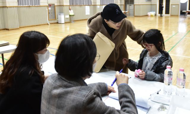 ▲ 신입생, 처음 선생님들과 만나는 시간, 아직은 쑥스러워요