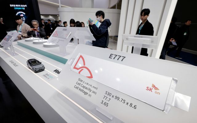 서울 강남구 코엑스에서 열린 '인터배터리 2024' SK온 부스에서 관람객들이 배터리셀 등을 살펴보고 있다. /사진=뉴시스
