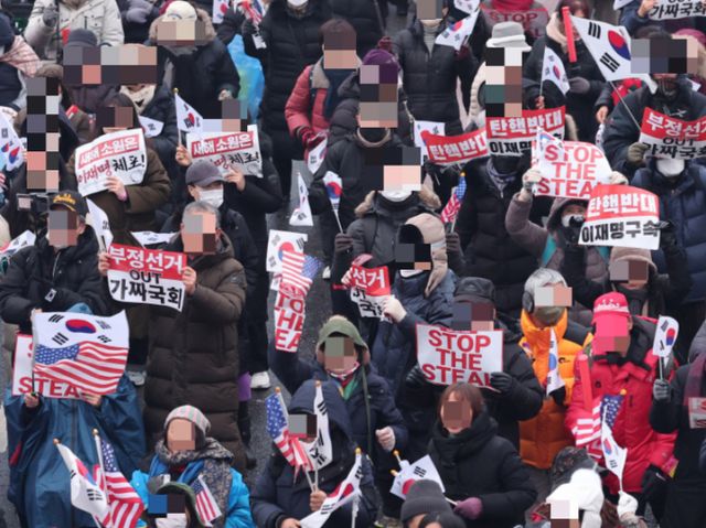 공수처가 윤석열 대통령 체포영장 1차 집행이 불발된 것에 대해 "인력적 한계를 인정한다"고 밝혔다. 사진은 윤석열 대통령의 체포영장 유효기간 마지막 날인 6일 서울 용산구 한남동 대통령 관저 인근에서 윤석열 대통령 지지자들이 탄핵 반대 집회를 하는 모습. /사진=뉴스1