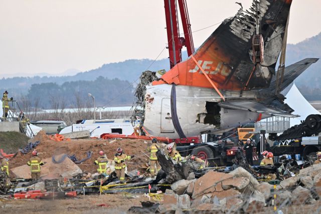 국내 LCC업계 1위 제주항공이 무안공항 참사로 인해 최대 고비를 마주했다. 제주항공 참사 엿새째인 3일 오후 전남 무안군 무안국제공항에서 사고 여객기가 기중기를 통해 들어올려지고 있다. /사진=뉴시스 