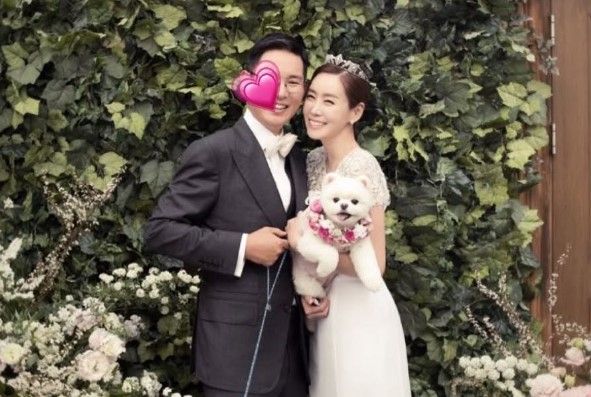  배우 김정은이 반려동물을 위한 노래를 소개하면서 훈남 남편을 깜짝 공개했다. /사진=김정은 인스타그램