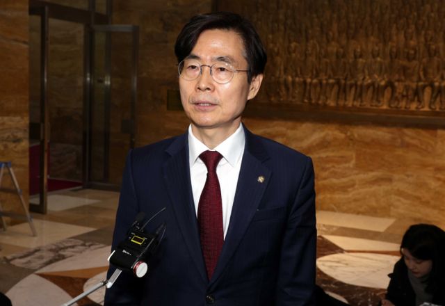 조경태 국민의힘 의원이 서울 용산구 한남동 대통령 관저 앞에 집결한 친윤계 의원들을 비판했다. 사진은 조경태 국민의힘 의원이 지난달26일 오후 서울 여의도 국회 본회의에서 헌법재판소 재판관(마은혁, 정계선, 조한창)임명안 표결을 마치고 취재진의 질문에 답변하는 모습. /사진=뉴시스