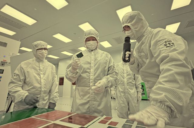 최태원 회장이 지난해 7월 미국 뉴저지에 위치한 SK바이오팜의 미국 법인 SK라이프사이언스 본사를 찾아 바이오 사업 현황을 점검하고 있다./사진=SK