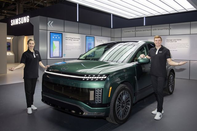CES 2025가 열리는 미국 라스베이거스 컨벤션 센터에 위치한 삼성전자 전시관에서 삼성전자 모델이 스마트싱스와 현대자동차의 차별화된 연결 경험을 소개하고 있다. / 사진=삼성전자